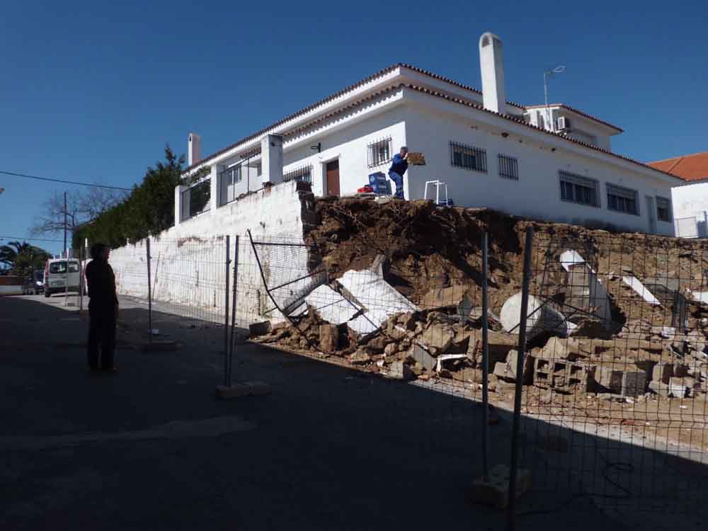 Centro de Mayores con el muro derruido