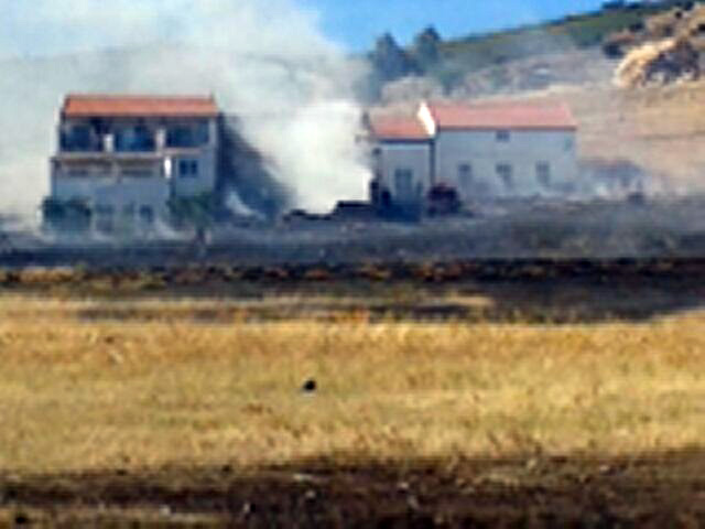 Un incendio quema un solar 