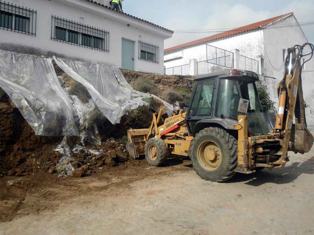 Reparacin del muro de la plaza del Santo