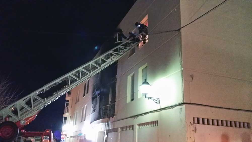 Un incendio obliga a  desalojar todos los vecinos