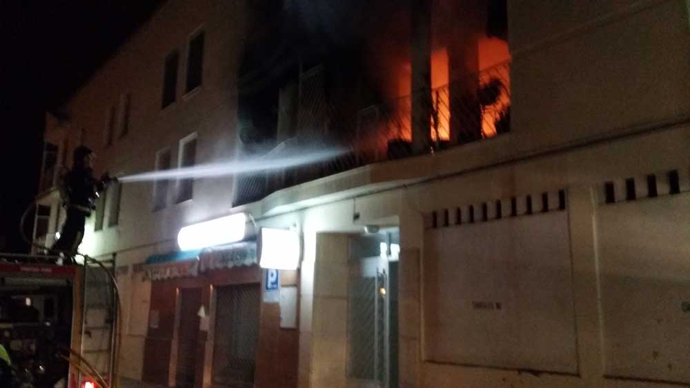 Un incendio obliga a  desalojar todos los vecinos