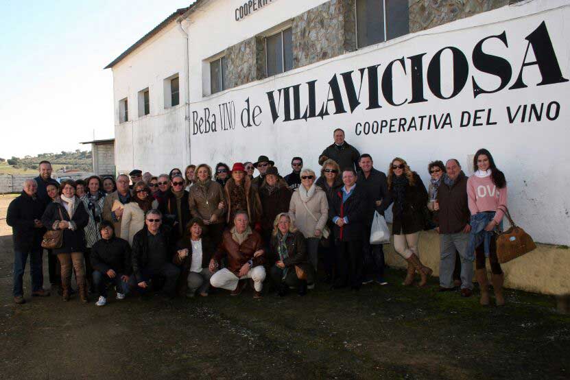 Pepi Soto con todo el elenco de artistas y el director del cortometraje