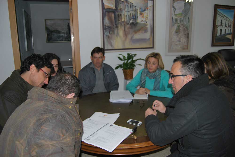 Pepi Soto, junto al constructor local y los tcnicos del SAU 