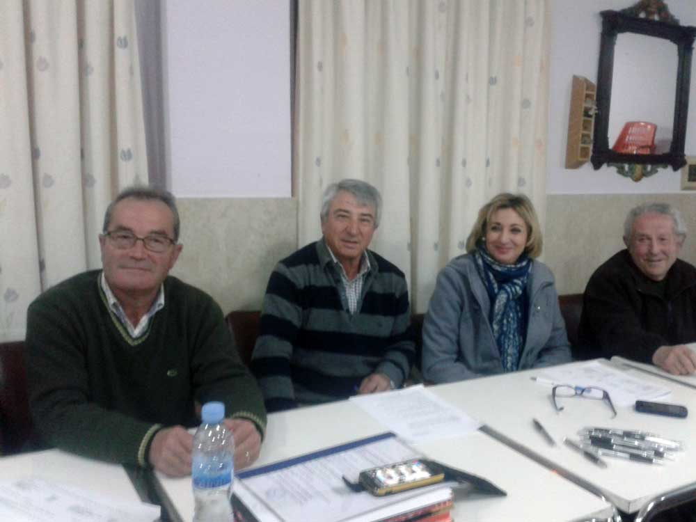 Pepi Soto, junto a parte de los miembros de la junta directiva del hogar del pensionista 