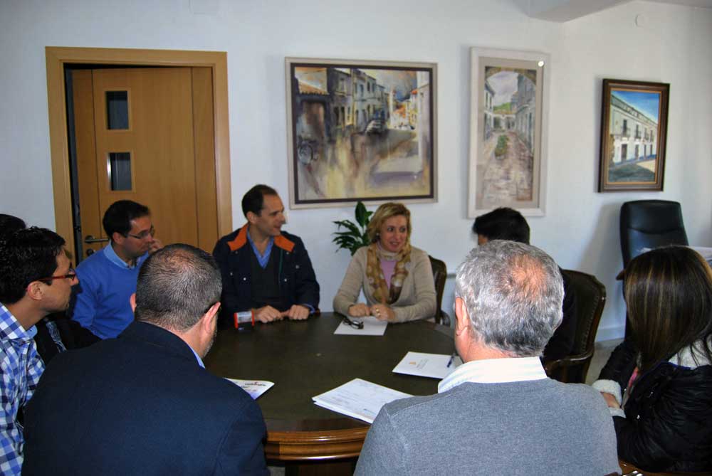 la Alcaldesa, Pepi Soto, junto a los tcnicos del SAU y la empresa 