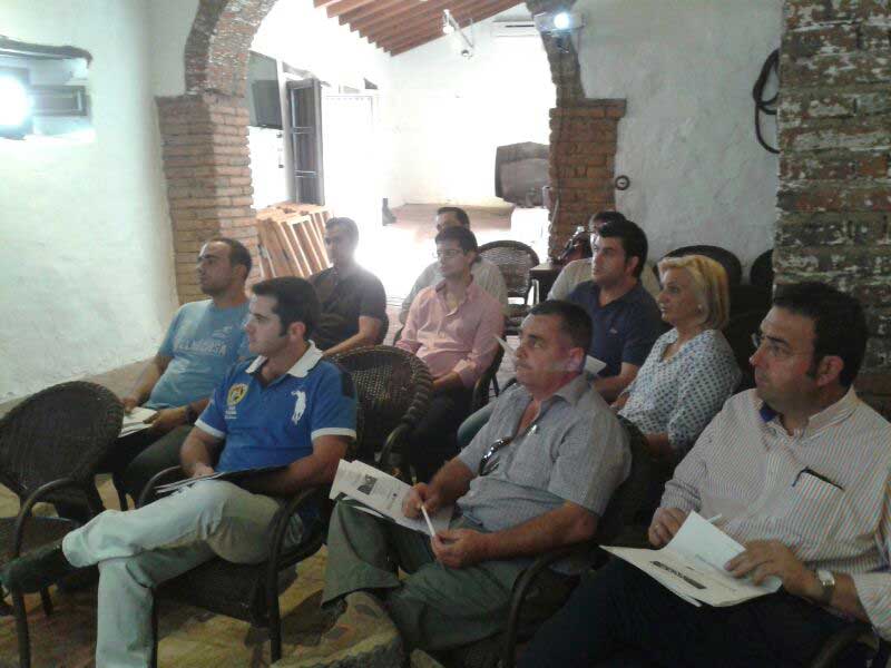 La Alcaldesa, Pepi Soto, junto a los empresarios del sector forestal de Villaviciosa