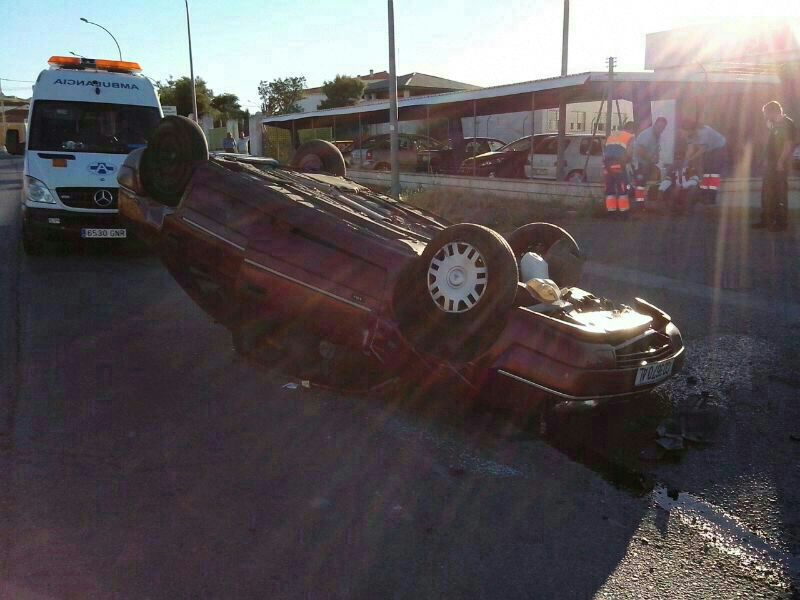 Un varn vuelca con su vehculo en la carretera de la ITV