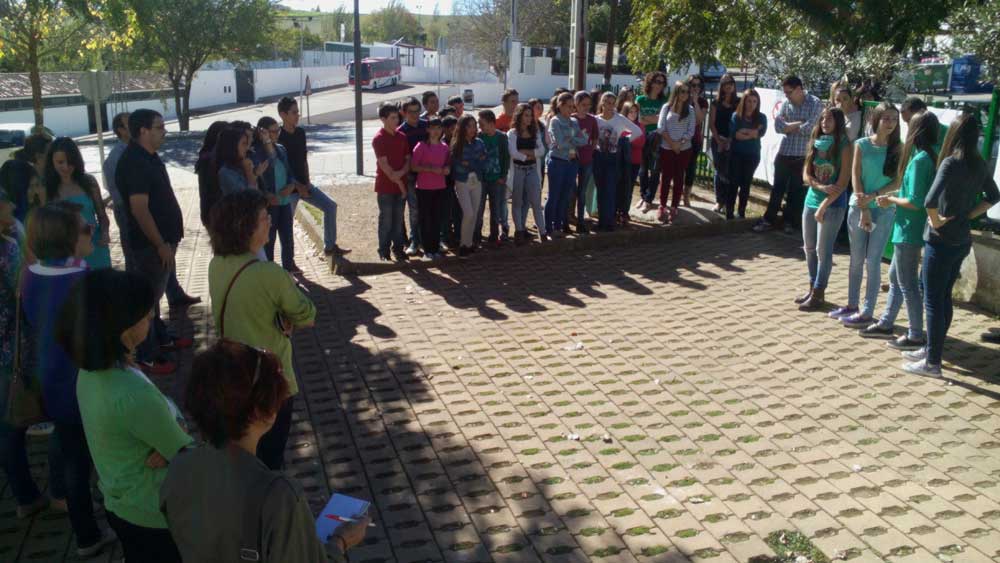 Manifestacin a las puertas del centro en contra de la LOMCE