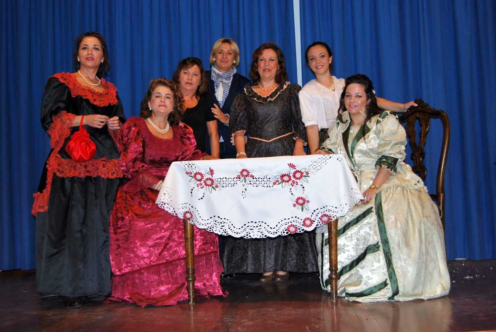 Pepi Soto junto a las mujeres del grupo de teatro