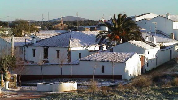 Una leve nevada tie algunas aldeas de Fuente Obejuna de blanco